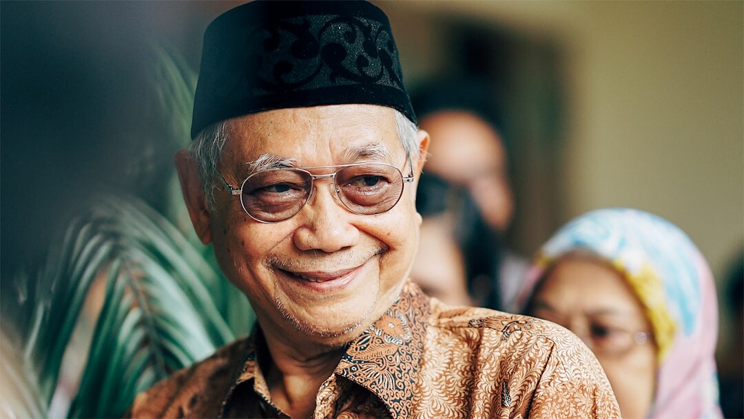 Portrait of a smiling elderly man with glasses